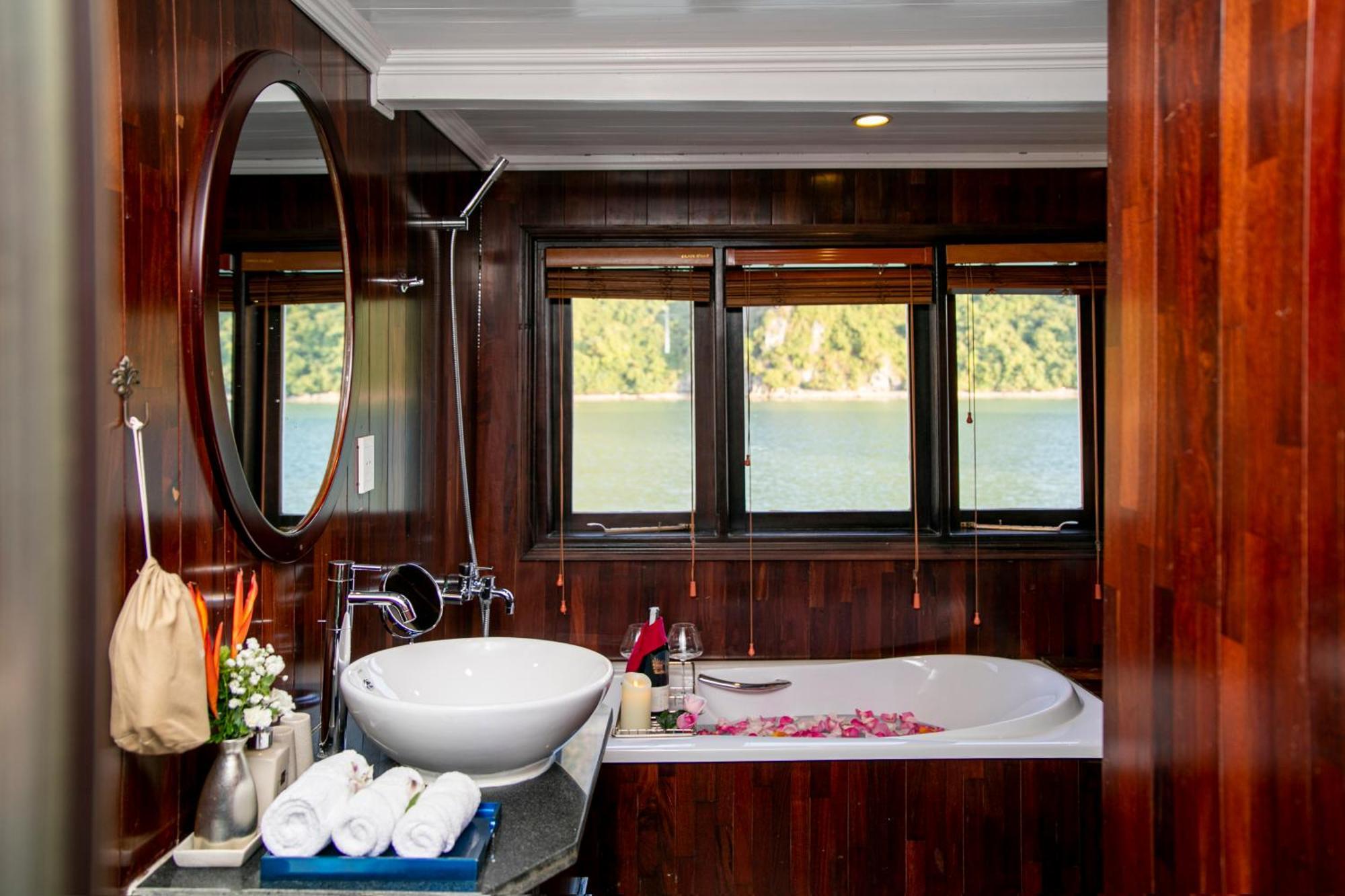 Hotel Bhaya Legend Cruises Hạ Long Exterior foto