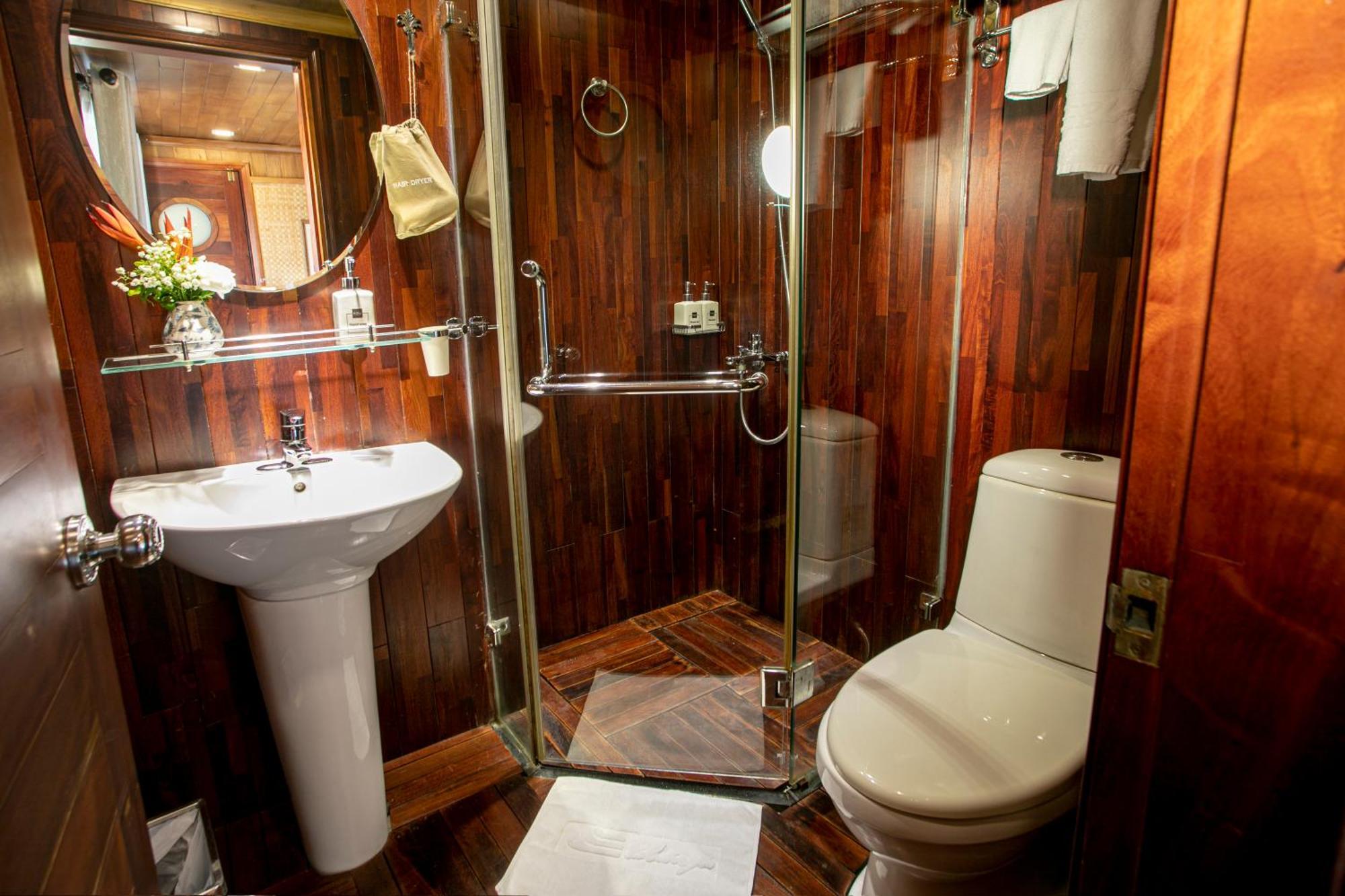 Hotel Bhaya Legend Cruises Hạ Long Exterior foto